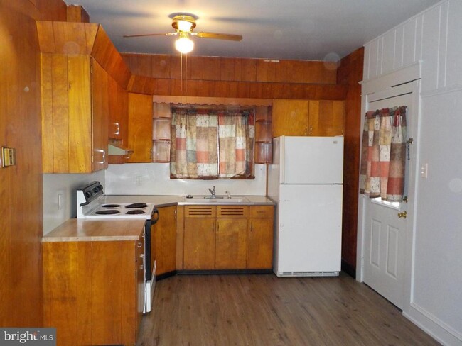 2 W Clayton Ave in Clayton, NJ - Building Photo - Building Photo