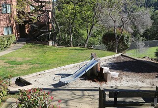 Deerfield Condominiums in Hayward, CA - Building Photo - Building Photo