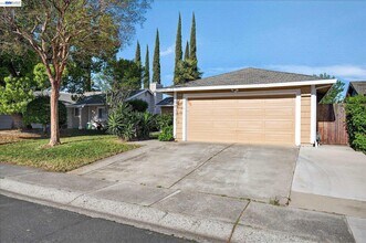 2032 Newport Dr in Pittsburg, CA - Building Photo - Building Photo