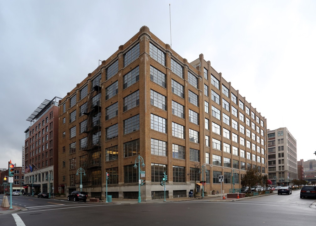 318 E Chicago St in Milwaukee, WI - Building Photo