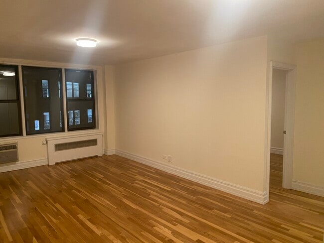319 W 13th St, Unit 4C