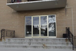 11 John St in Mississauga, ON - Building Photo