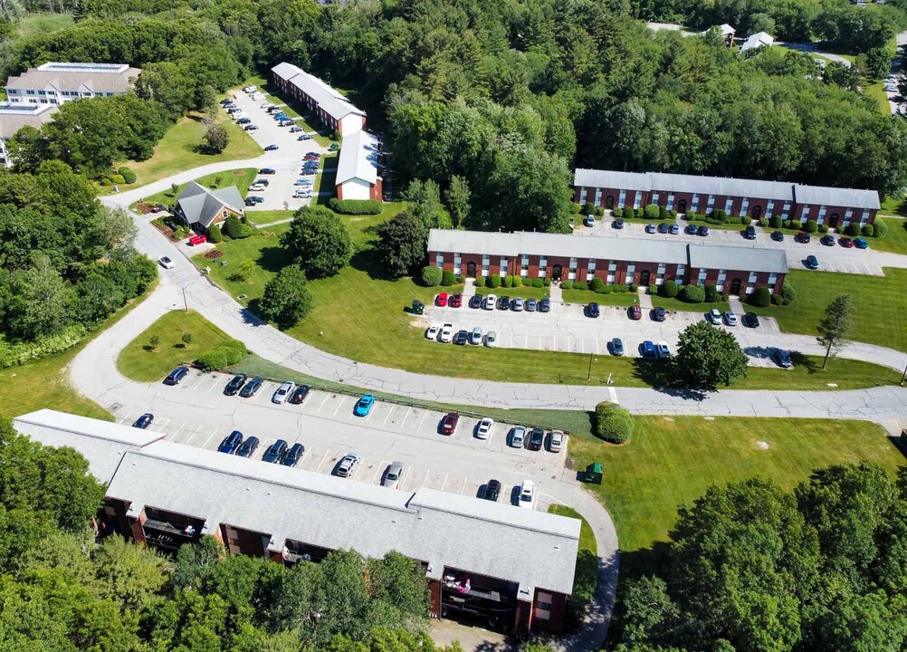 Skyline Commons in Dracut, MA - Building Photo