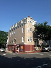 75 Putnam St, Unit 3 in Boston, MA - Foto de edificio - Building Photo