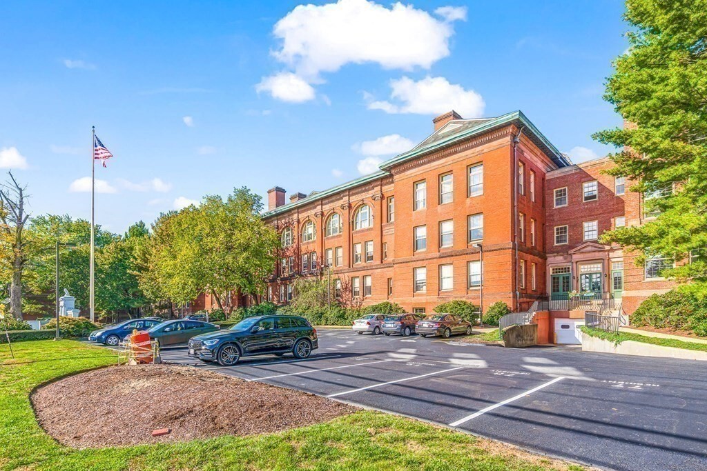 64 Forest St, Unit #235 in Medford, MA - Foto de edificio