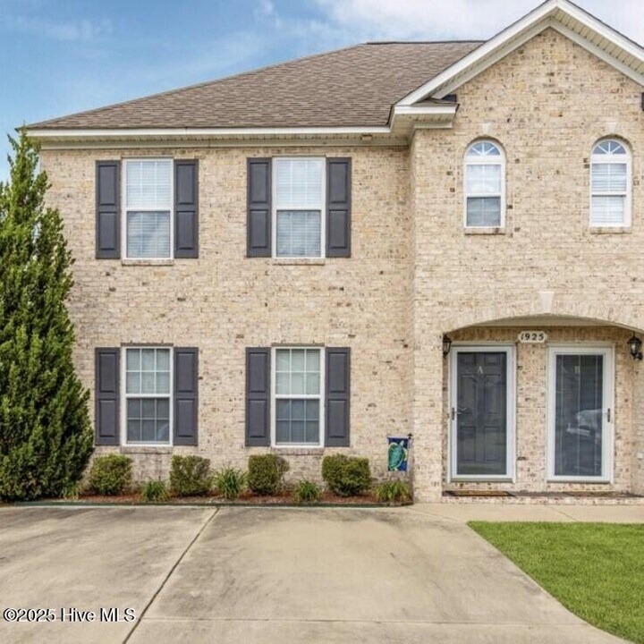 1925 Cambria Dr in Greenville, NC - Building Photo