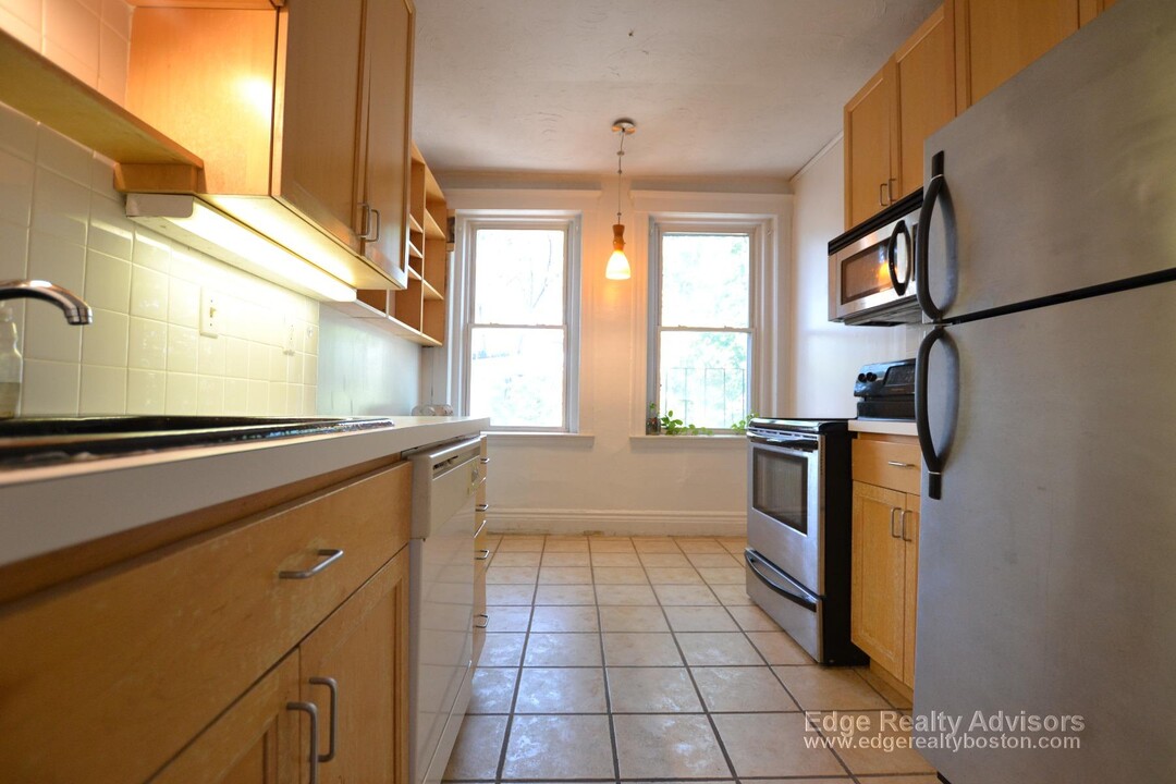 1738 Commonwealth Avenue, Unit 1 in Boston, MA - Building Photo