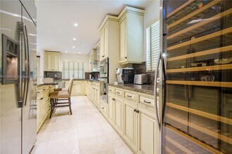3514 Crystal Ct in Miami, FL - Building Photo - Building Photo