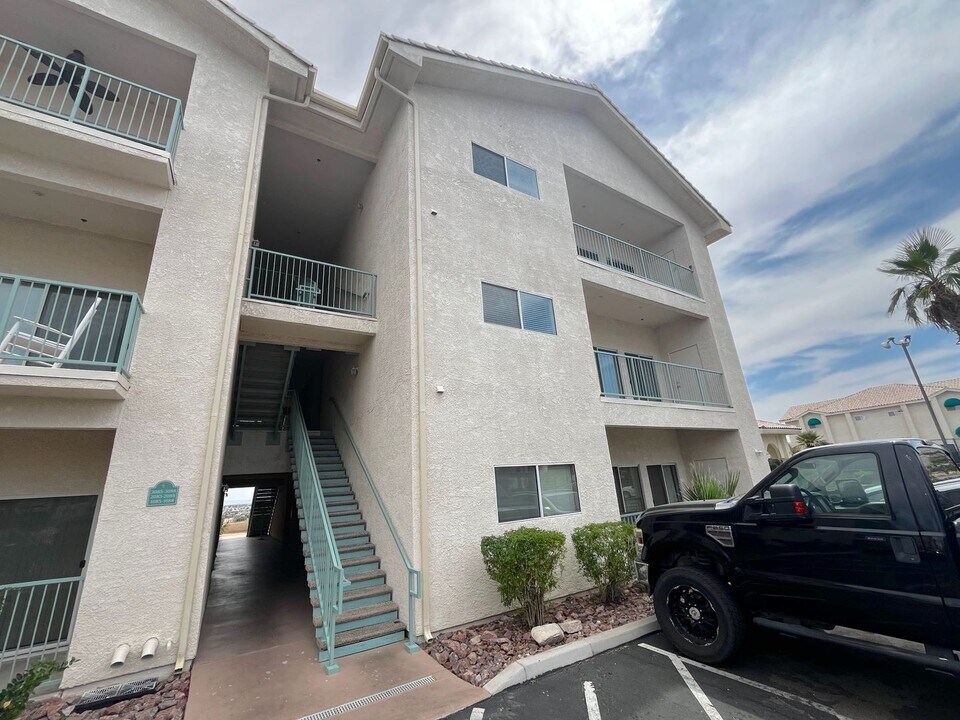 3550 Bay Sands Dr in Laughlin, NV - Building Photo
