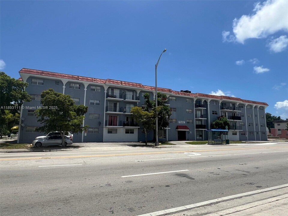 13725 NE 6th Ave in North Miami, FL - Building Photo