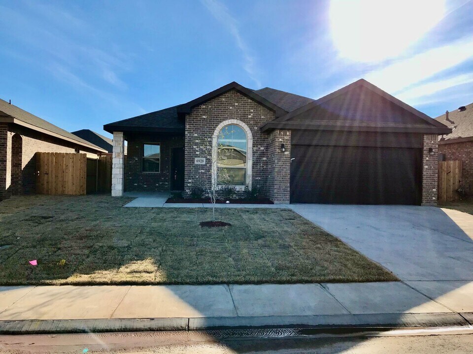 6928 Rocking L Ranch Rd in Odessa, TX - Building Photo