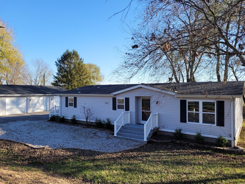 8602 Fruit Rd in Edwardsville, IL - Building Photo