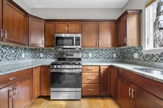 64 Putnam St in Needham, MA - Foto de edificio - Building Photo