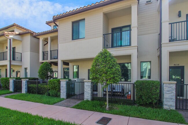 4656 NW 83rd Path in Doral, FL - Building Photo - Building Photo