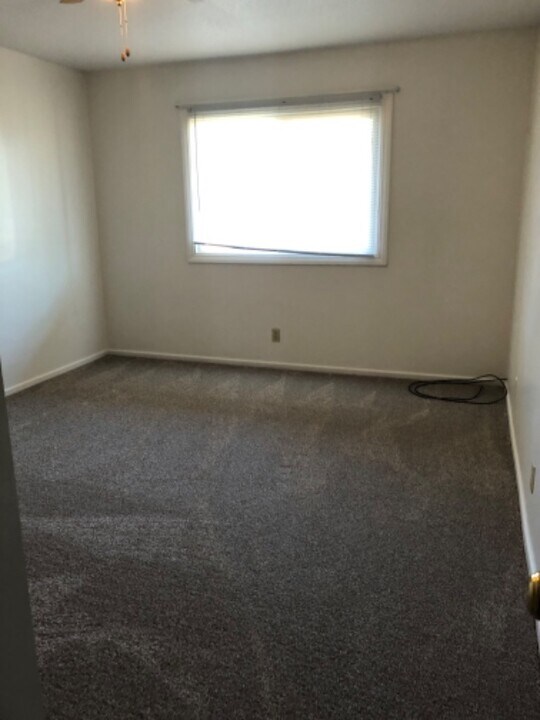 1927 NW Hickory Ln in Ankeny, IA - Building Photo