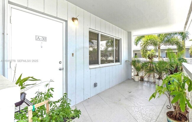 2170 NE 51st Ct in Fort Lauderdale, FL - Foto de edificio - Building Photo