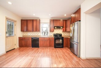 57 Worthen St in West Springfield, MA - Building Photo - Building Photo