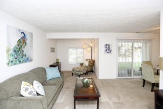 ReNew at The Crossing in Indianapolis, IN - Foto de edificio - Interior Photo