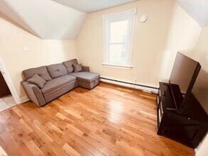 117 Lloyd St, Unit 3rd Floor in New Haven, CT - Building Photo - Building Photo