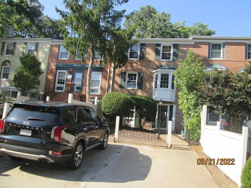 4518 Squiredale Square in Alexandria, VA - Building Photo