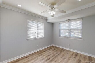 449 Lake Pointe Dr in Middle Island, NY - Building Photo - Building Photo