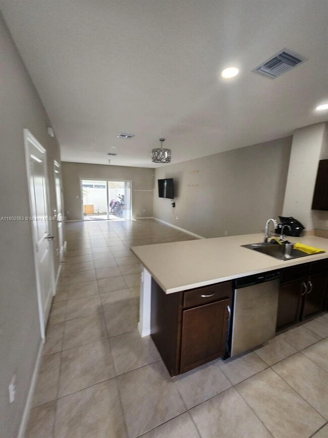 2810 NW 181st St in Miami Gardens, FL - Building Photo - Building Photo