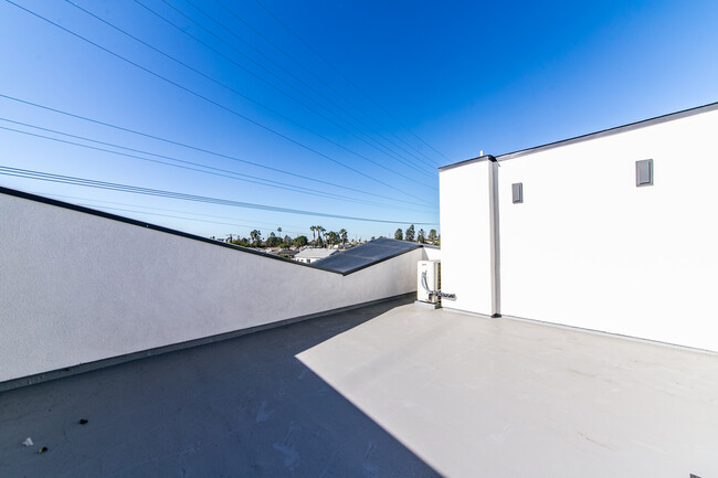 4922 S Centinela Ave in Los Angeles, CA - Building Photo - Building Photo