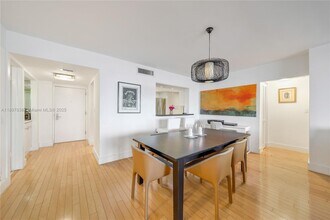 801 N Venetian Dr in Miami Beach, FL - Foto de edificio - Building Photo