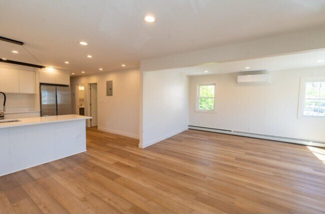31 Graywood Rd in Port Washington, NY - Building Photo - Building Photo