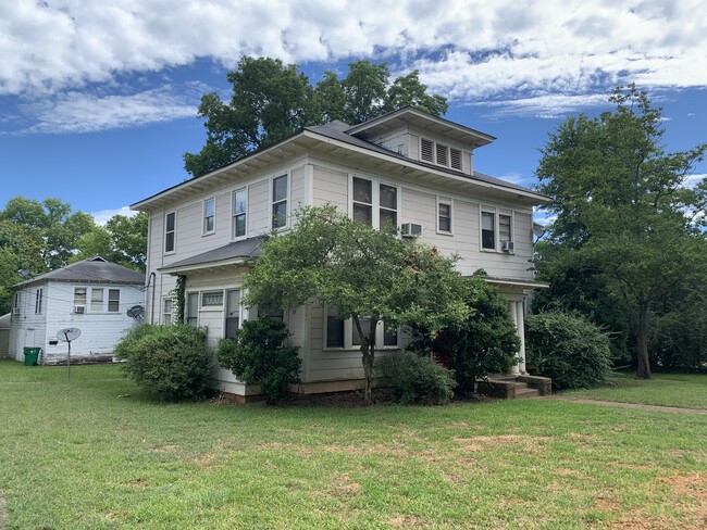 301 E Angelina St in Palestine, TX - Foto de edificio - Building Photo