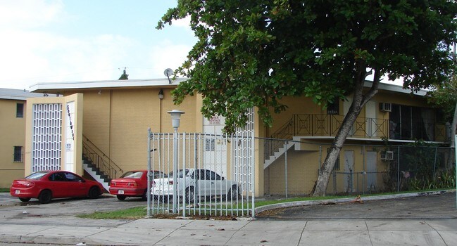 1177 NW 8th Street Rd in Miami, FL - Building Photo - Building Photo