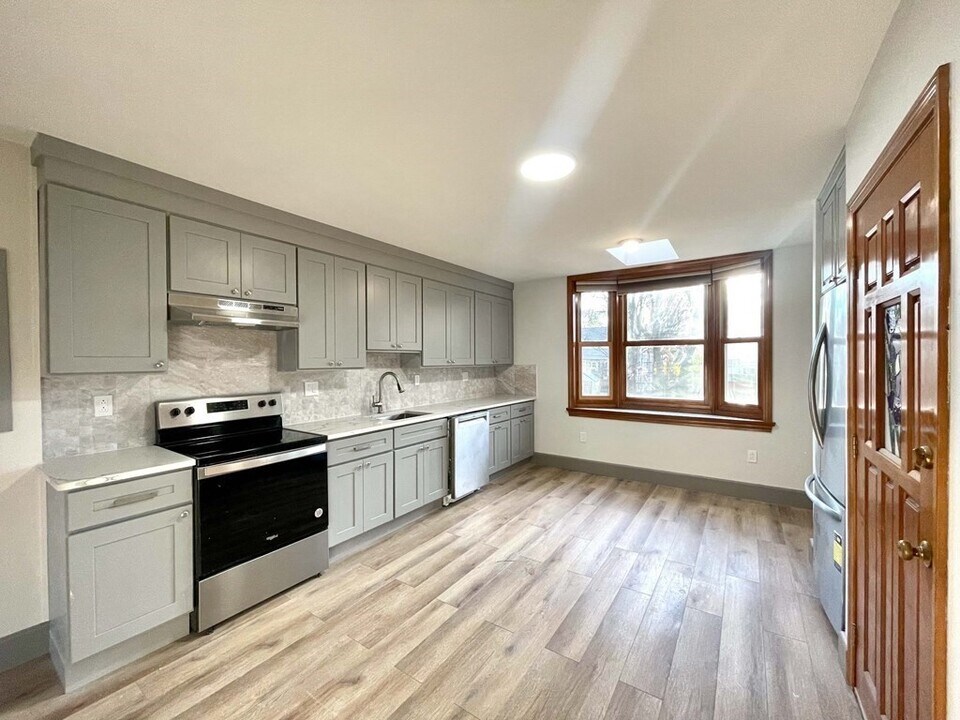 847 Metropolitan Ave, Unit 2 in Boston, MA - Building Photo