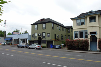 2126 E Burnside St in Portland, OR - Building Photo - Building Photo