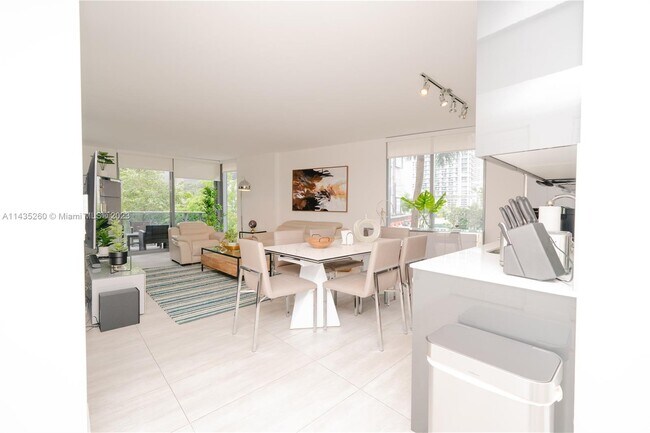 31 SE 6th St, Unit 301 in Miami, FL - Building Photo - Building Photo