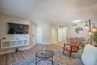 8550 E McDowell Rd in Scottsdale, AZ - Foto de edificio - Building Photo