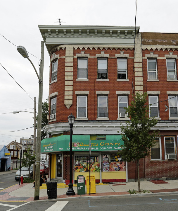 1401 New York Ave in Union City, NJ - Building Photo