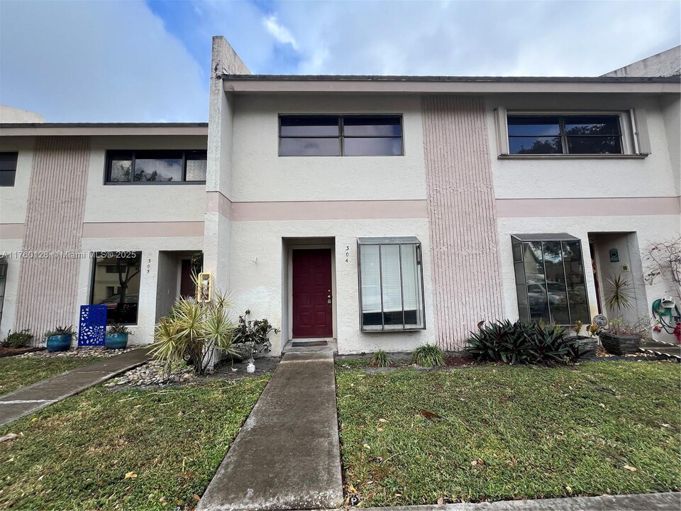 2700 S Oakland Forest Dr in Fort Lauderdale, FL - Building Photo