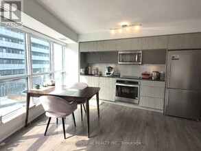 585-585 Bloor St E in Toronto, ON - Building Photo - Building Photo