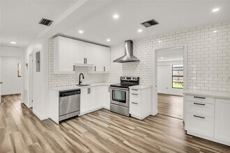 49 NE 5th Ave in Deerfield Beach, FL - Building Photo - Building Photo