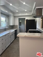 130 S Bowling Green Way in Los Angeles, CA - Building Photo - Building Photo