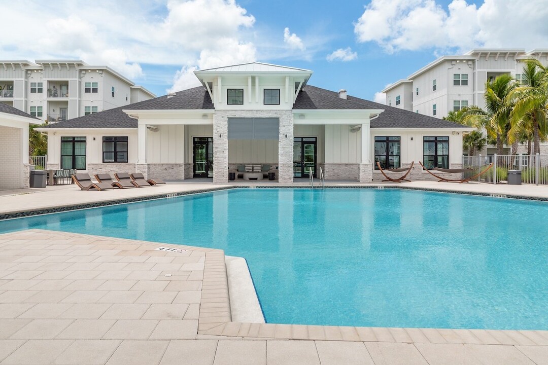 Oasis at Surfside in Cape Coral, FL - Foto de edificio