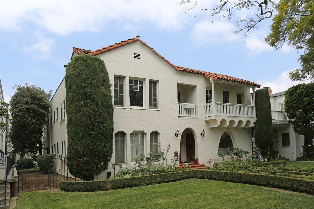 343 N Oakhurst Dr in Beverly Hills, CA - Building Photo