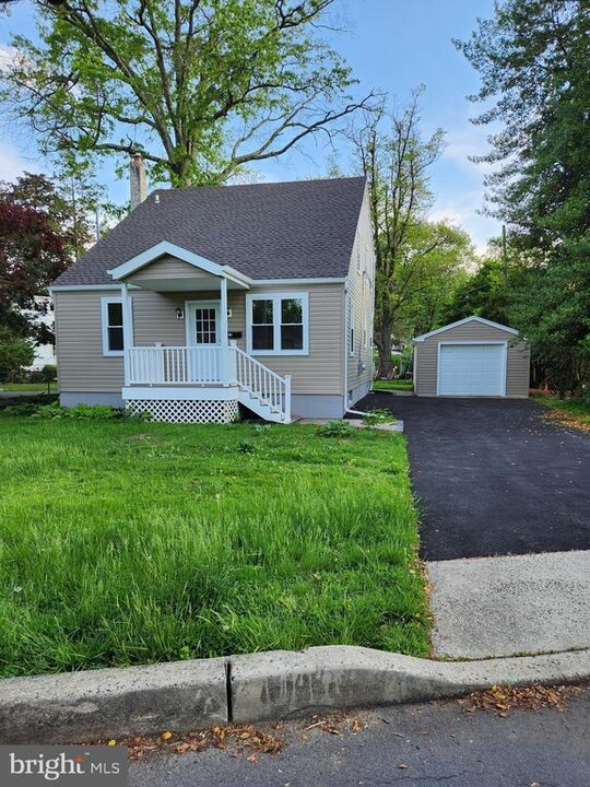 20 Oak Ave in Penndel, PA - Building Photo