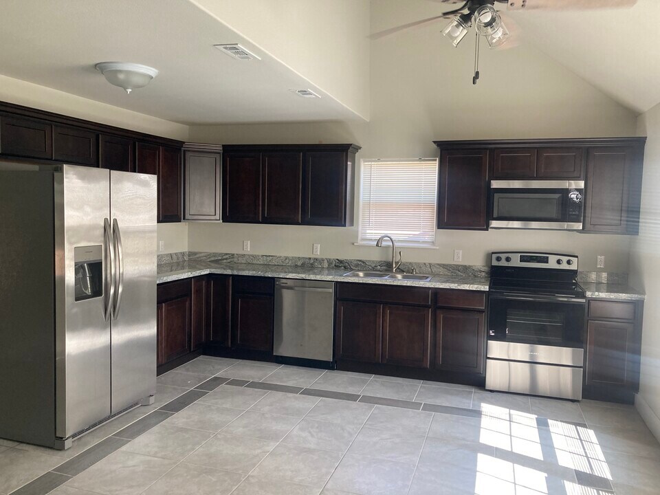 112 S Kaupo Dr in Bastrop, TX - Building Photo
