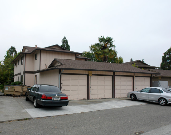 906 Joanne Ct in Rohnert Park, CA - Foto de edificio - Building Photo