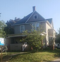 201 E Dover Ct, Unit Upper in Davenport, IA - Building Photo