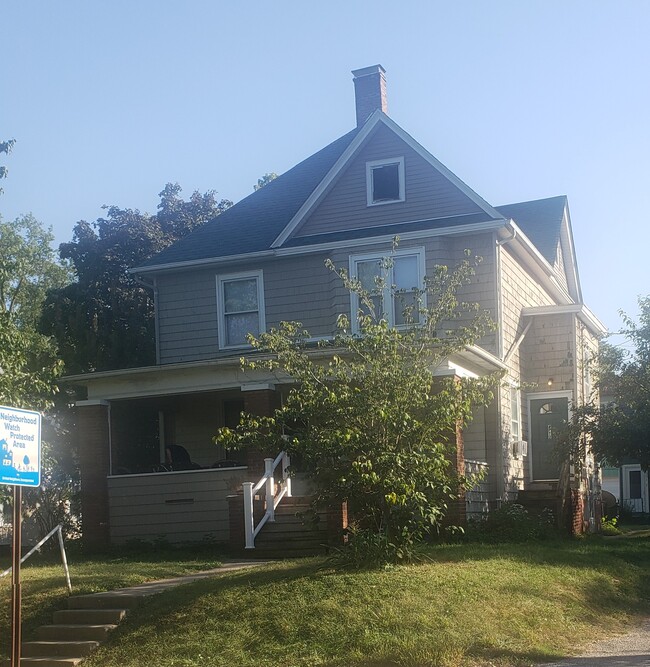 201 E Dover Ct, Unit Upper