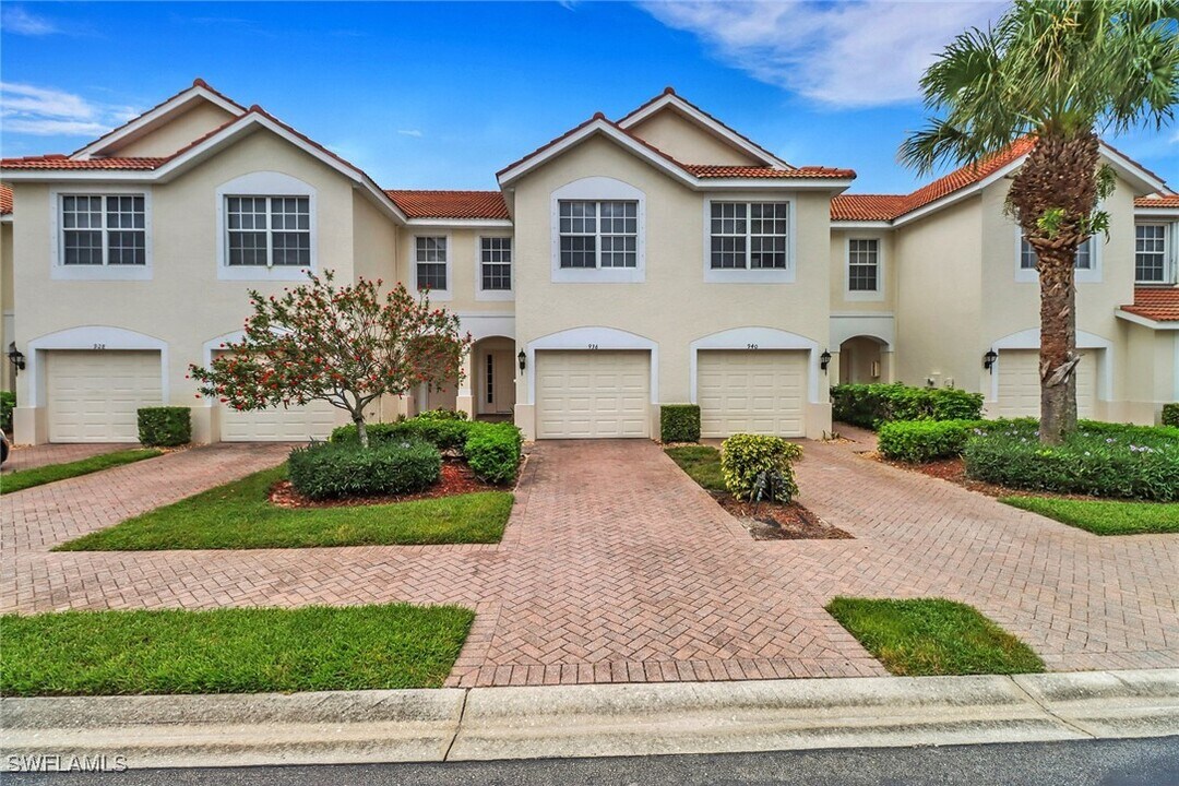 936 Hampton Cir in Naples, FL - Building Photo