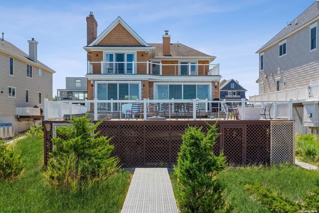 676 Dune Rd in Westhampton Beach, NY - Building Photo