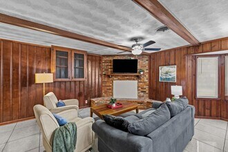 Charming 5BR Fort Worth home with big backyard & patio in Fort Worth, TX - Building Photo - Building Photo